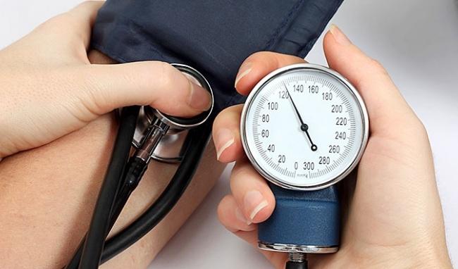 Càng thừa cân bạn càng dễ bị tăng cholesterol máu – nguyên nhân gây ra bệnh cao huyết áp.