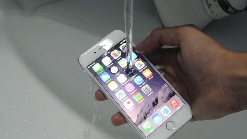 iPhone rơi vào nước