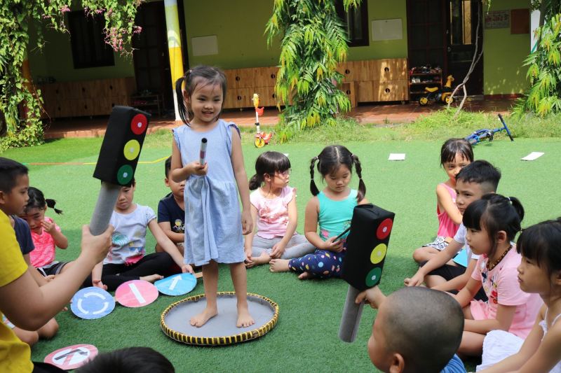 Trẻ được học tập, vui chơi cùng cô và các bạn