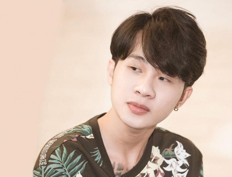 Là một ngôi sao nhưng anh lại có cách sống khiêm nhường, chân chất, đúng với xuất thân là người dân miền Tây của mình.
