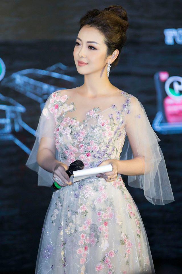 Dù đã trải qua hai lần sinh nở nhưng Hoa hậu vẫn đẹp rạng ngời và rất gợi cảm