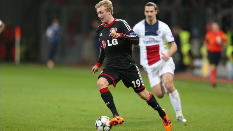 Ibrahimovic đang đuổi theo Julian Brandt trong tình huống bóng