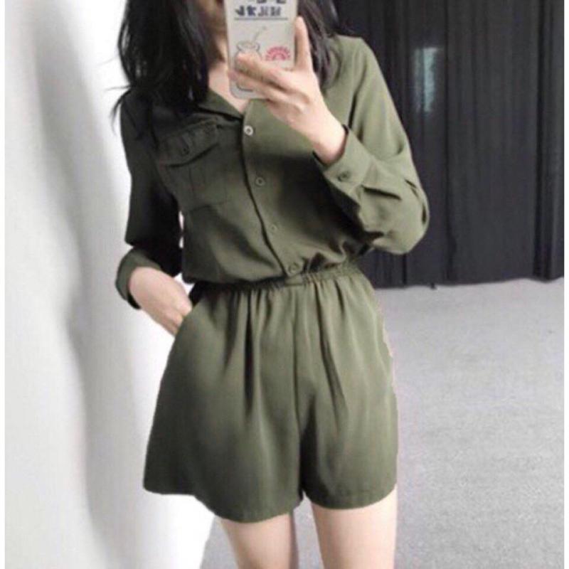 Jumpsuit dạng short giúp người mặc trở nên quyến rũ và sành điệu.
