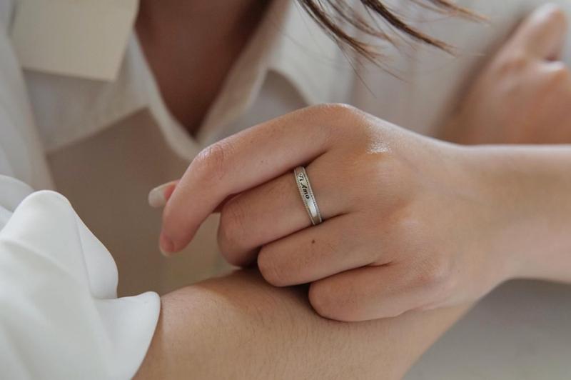 Chất liệu bạc sang trọng và tinh tế