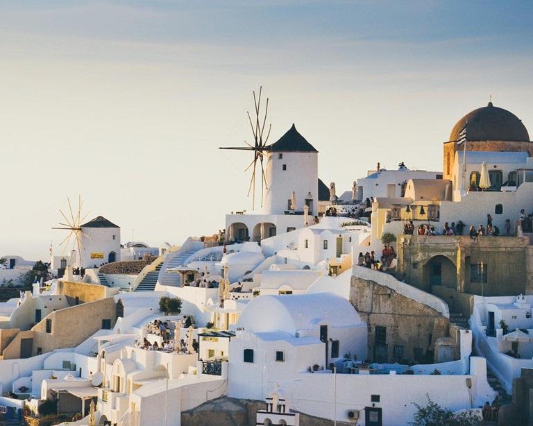 Khách sạn Katikies Santorin tọa lạc tại một vị trí tuyệt đẹp, cách miệng núi lửa của Santorini khoảng 91m