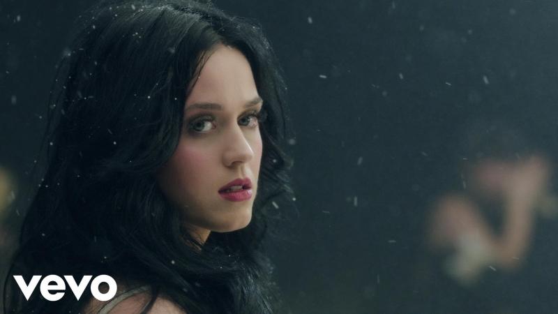 Katy Perry là ca sĩ đầu tiên đạt được mốc Follows 100 triệu lượt trên Twitter.