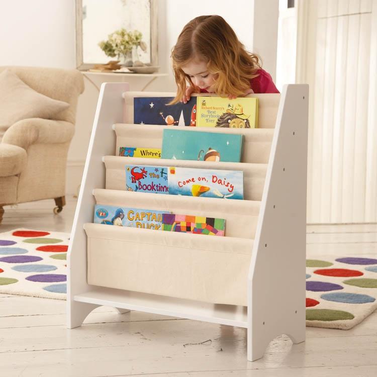 Hãy chọn mua loại kệ hoặc tủ sách cao vừa tầm ngực của bé, phía trên đầu kệ sách chúng ta có thể tận dụng để xếp đặt gấu bông hoặc đồ chơi xinh xắn mà con yêu thích.