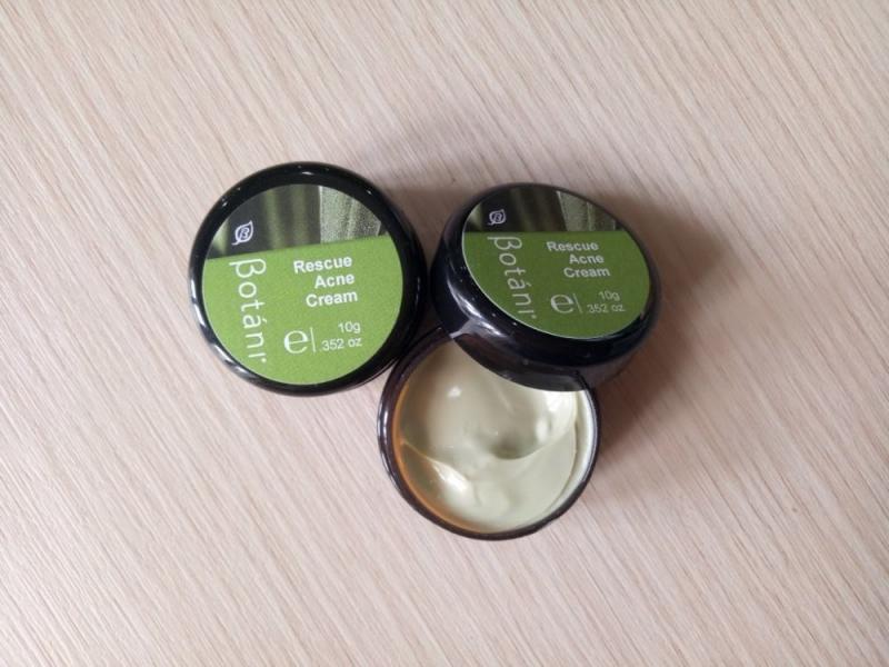 Với thành phần đất sét xanh Pháp có đặc tính riêng biệt, tuyệt vời của đất sét tạo thuận lợi cho việc mở lỗ chân lông, phơi bày vi khuẩn kỵ khí để oxy hóa và cho các hoạt chất khác dễ dàng tấn công vi khuẩn gây mụn.