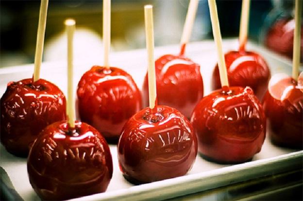 Một trong những phong tục đặc biệt của ngày Halloween là phát kẹo cho trẻ em