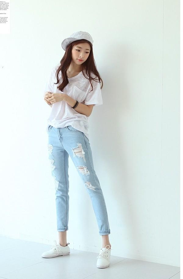 Kết hợp áo thun trắng cùng quần baggy/culottes tinh tế