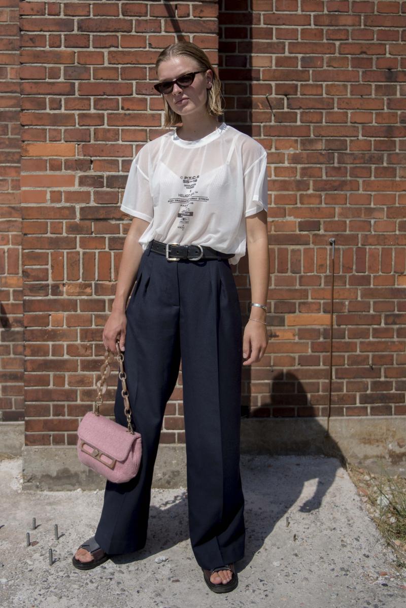 Kết hợp áo thun trắng cùng quần baggy/culottes tinh tế