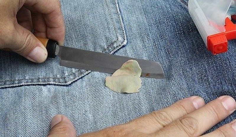 Tẩy vết kẹo cao su cứng đầu.