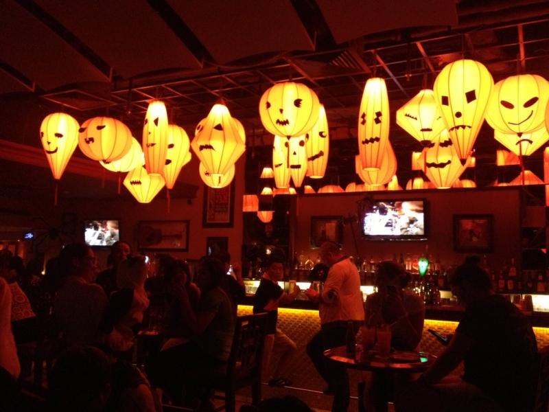 Bên cạnh các tiệc buffet hoành tráng, khách du lịch cũng sẽ được tham gia vào dạ tiệc hóa trang do chính nhân viên khách sạn tổ chức.