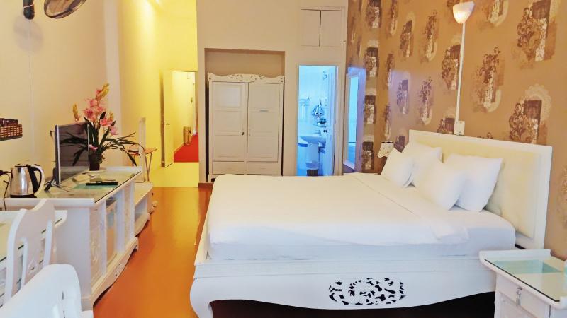 ﻿  Mỗi phòng tại A25 Mạc Thị Bưởi đều được lắp đặt đầy đủ thiết bị như  tivi điều hòa, tủ lạnh, máy sấy tóc, quạt sưởi, cầu là,...