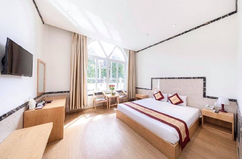 Van Phat Riverside Hotel