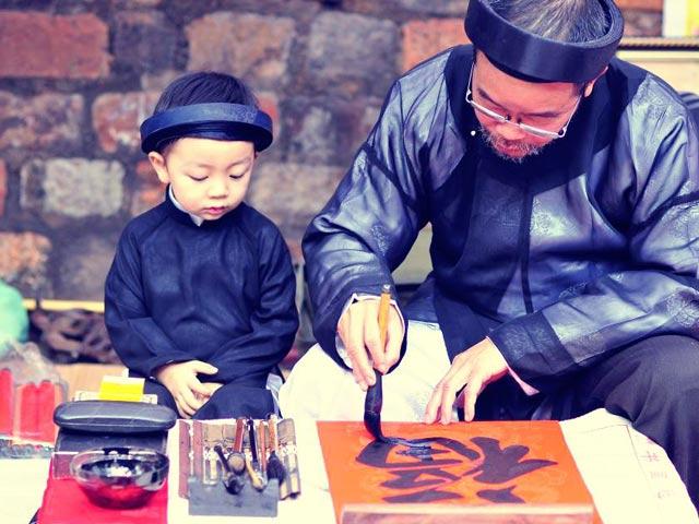 Nên khai bút đầu năm