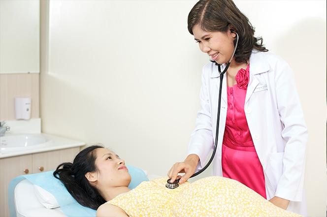 Khám toàn thân cho mẹ bầu