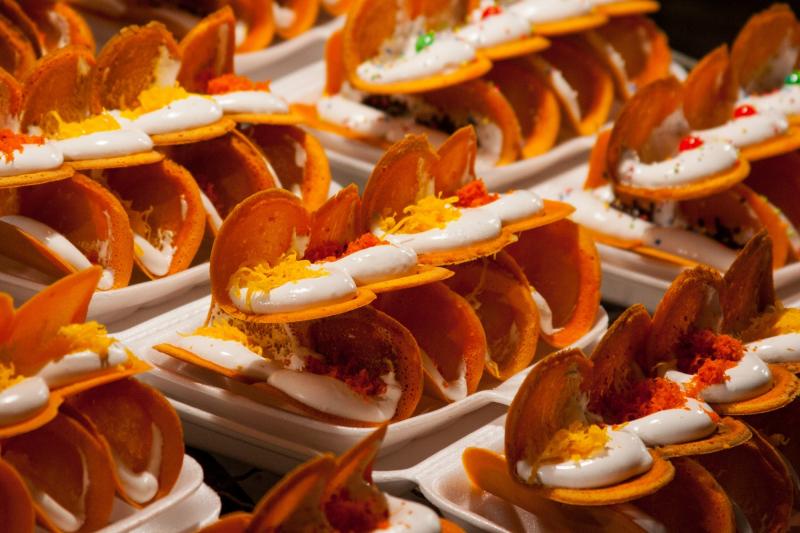 Khanom  Buang (Bánh crepe dừa giòn rụm)