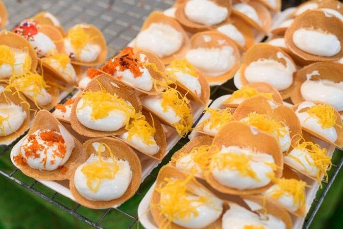 Khanom  Buang (Bánh crepe dừa giòn rụm)