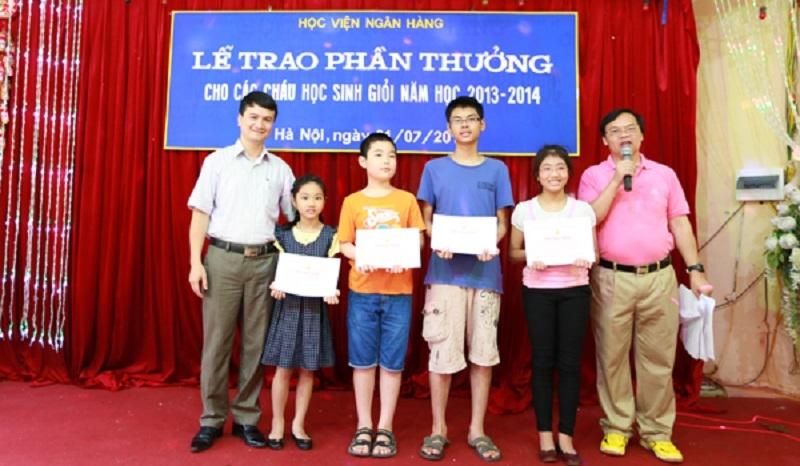 Tuyên dương các em HS giỏi.