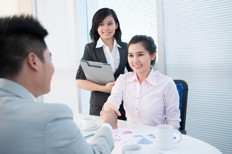 Tập trả lời phỏng vấn trước gương và ghi âm lại
