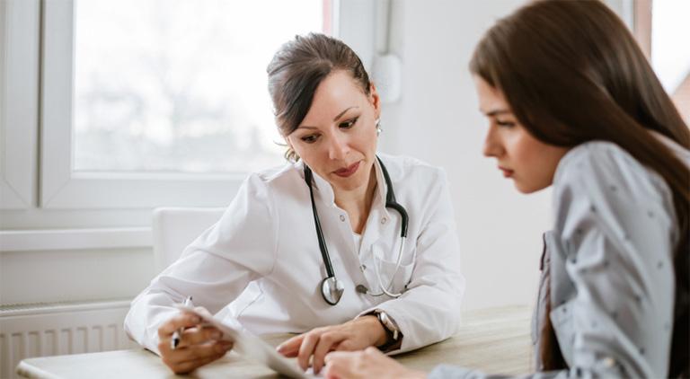 Người bị viêm da cơ địa vẫn không nên chủ quan mà cần phải đến bác sĩ để khám và chuẩn đoán bệnh