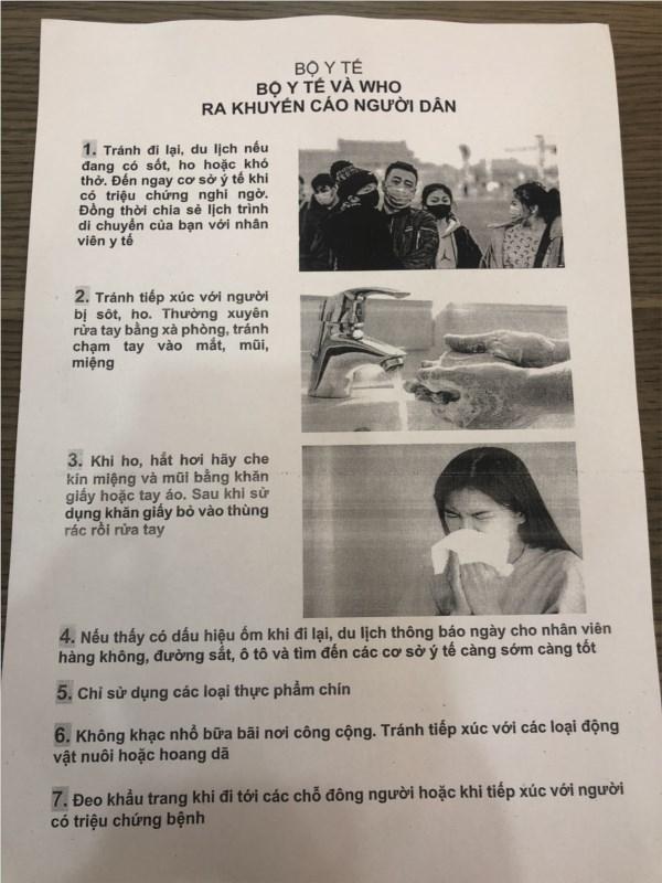 Khi ho, hắt hơi hãy che kín miệng và mũi bằng khăn giấy hoặc tay áo