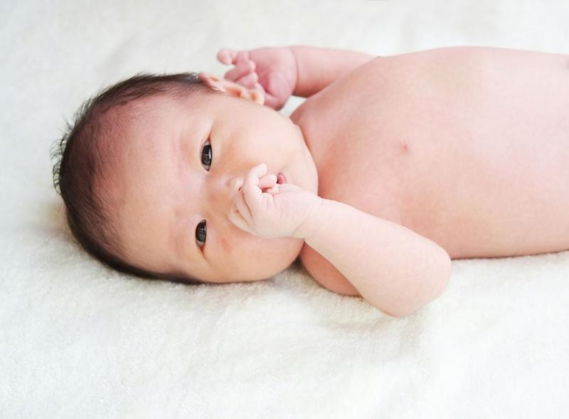 Khi mới sinh ra không có xương bánh chè