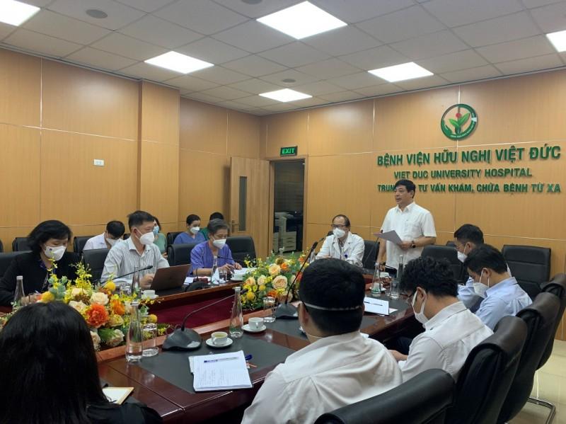 Cán bộ, y bác sĩ tại bệnh viện Việt Đức