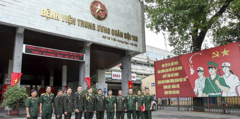 Đội ngũ y bác sĩ tại bệnh viện