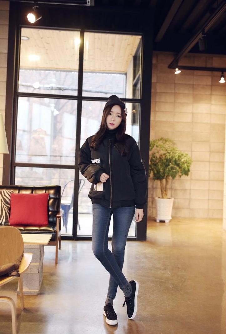 Khoác phao + áo nỉ + skinny jean + giày thể thao hoặc boot