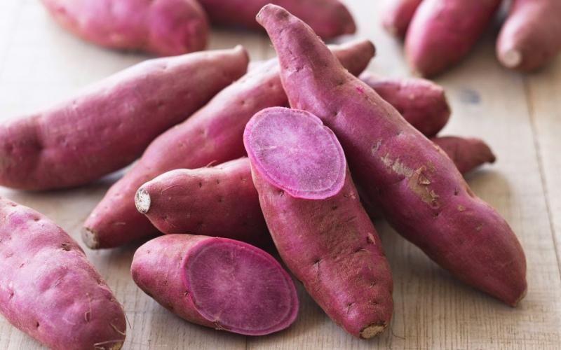 Khoai lang có nhiều beta-carotene. Cơ thể chuyển đổi hợp chất này thành vitamin A, tốt cho sự phát triển của tóc