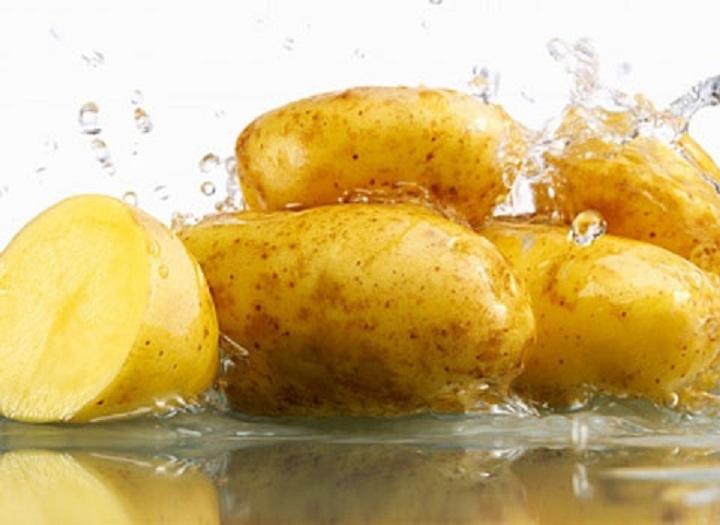 Khoai tây xoá quầng thâm mắt