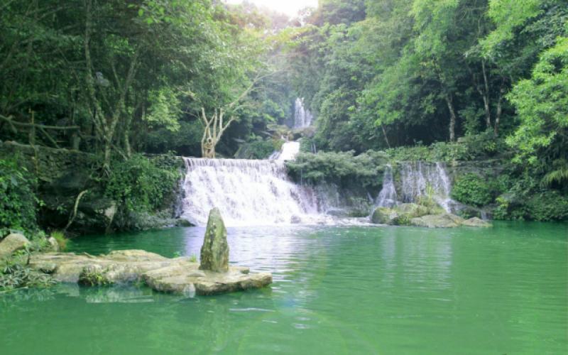 Thác nước tự nhiên trong khu dịch Khoang Xanh - Suối Tiên