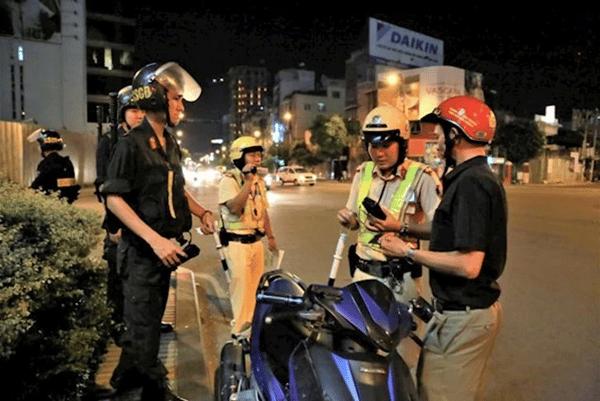 Khi có sương mù phải bật đèn xe