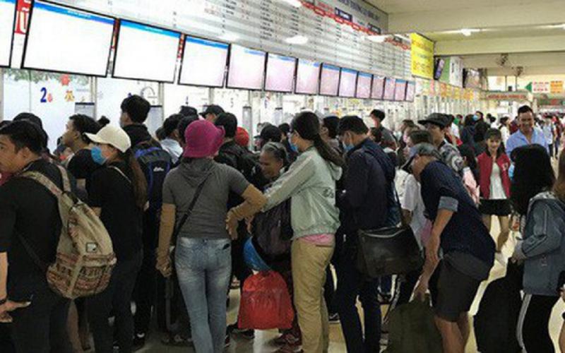 Không chen lấn khi lên tàu xe, vào thang máy