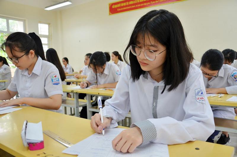 Giữ một tâm lý bình tĩnh, không vì thấy bài dễ mà vội mừng rỡ, lao vào làm không suy nghĩ kĩ.