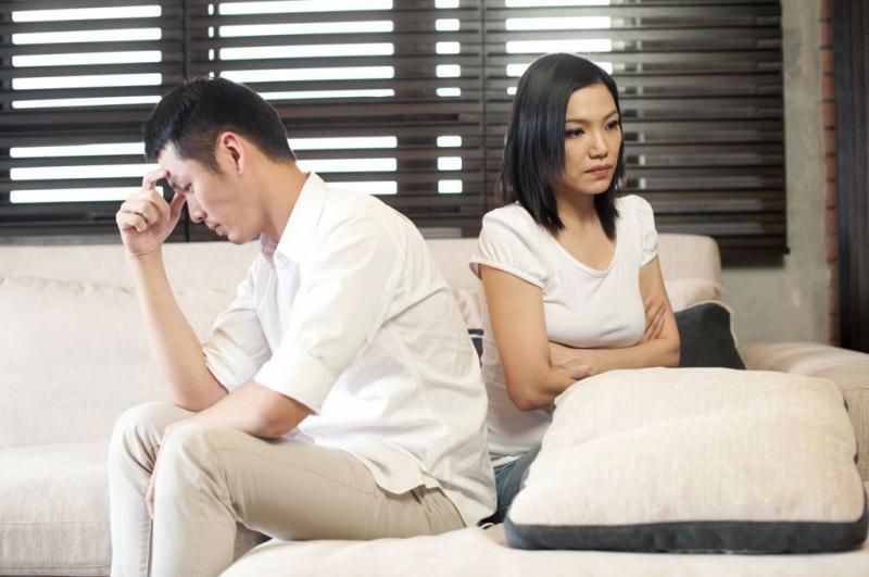 Nàng có thể giận dỗi bạn nếu bạn để tay đi hoang trong lúc hôn