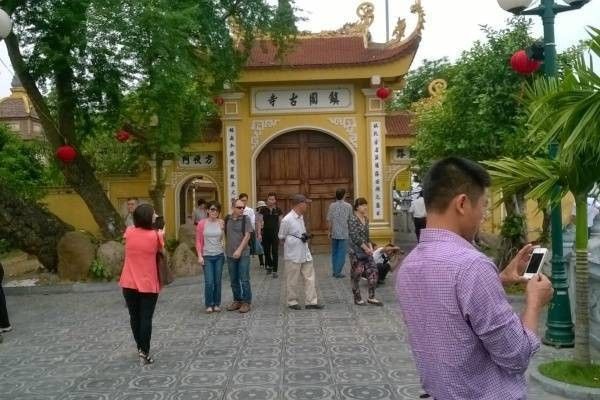 Không để ý lối vào cổng tam quan