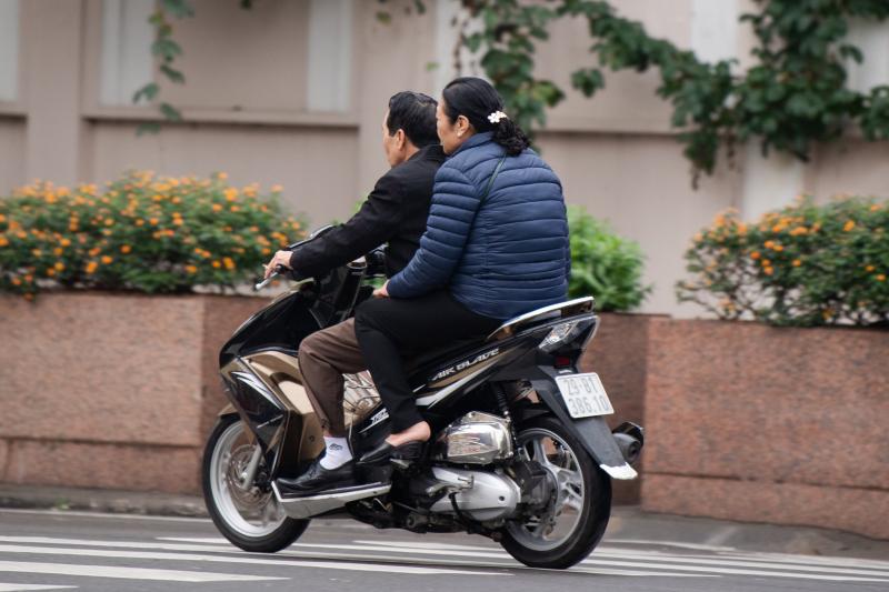 Không đội mũ bảo hiểm khi đi xe máy
