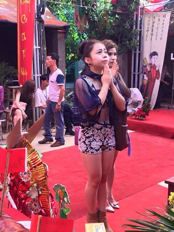 Không mặc quần áo “mát mẻ” khi đi chùa