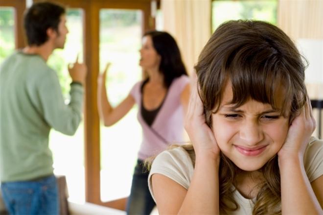Không nên cãi nhau trước mặt con