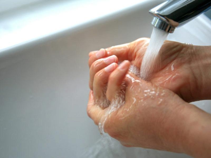 Không nên xối vòi hoa sen lên cả người trẻ