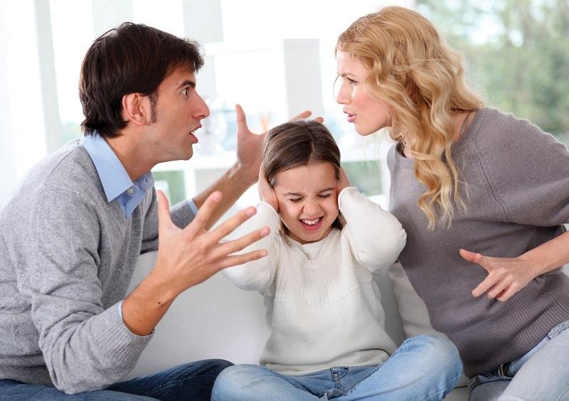 Không nên đôi co chuyện tiền bạc trước mặt con