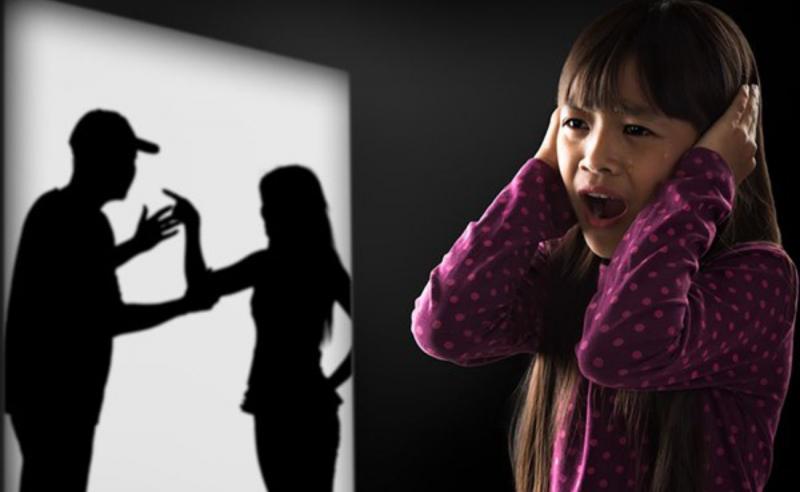 Không nên nói dối trước mặt con