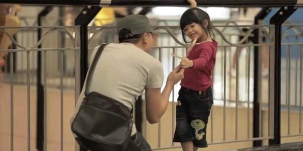 Hãy dạy con không được nhận bất cứ món quà gì của người lạ