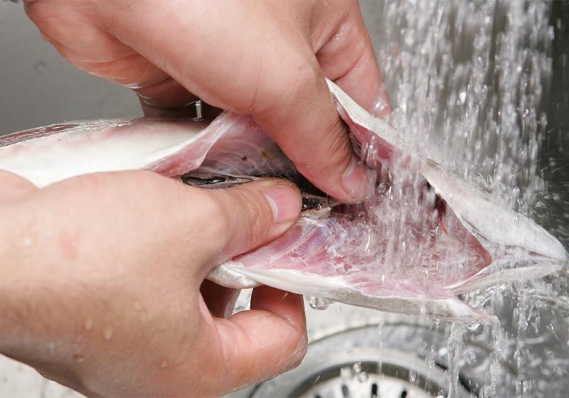 Rửa sạch đồ sống, sau đó cho vào túi hoặc hộp sạch và đậy kín rồi mới bảo quản trong tủ lạnh.