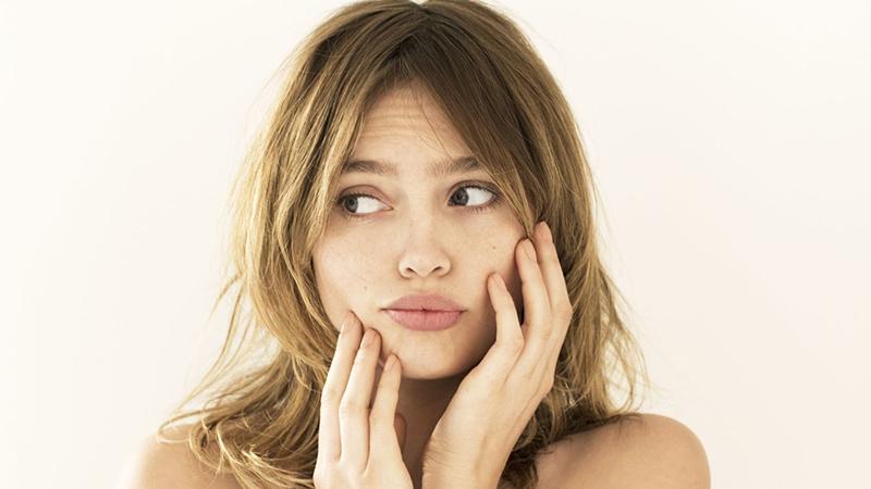 Sờ tay lên mặt thường xuyên