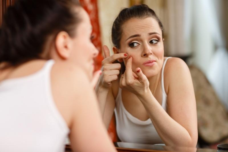 Thường xuyên sờ tay vào da mặt hay tuỳ ý nặn mụn là thói quen làm hại da măt, gây lây lan vi khuẩn và khả năng bị mụn là rất cao.