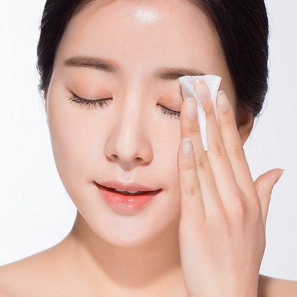 Thường xuyên tẩy trang mắt để bảo vệ mắt.